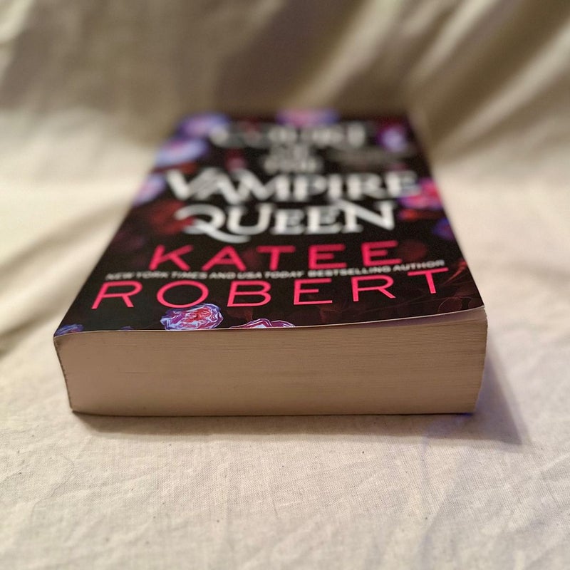 Court of the Vampire Queen by Katee Robert , Paperback | Pangobooks