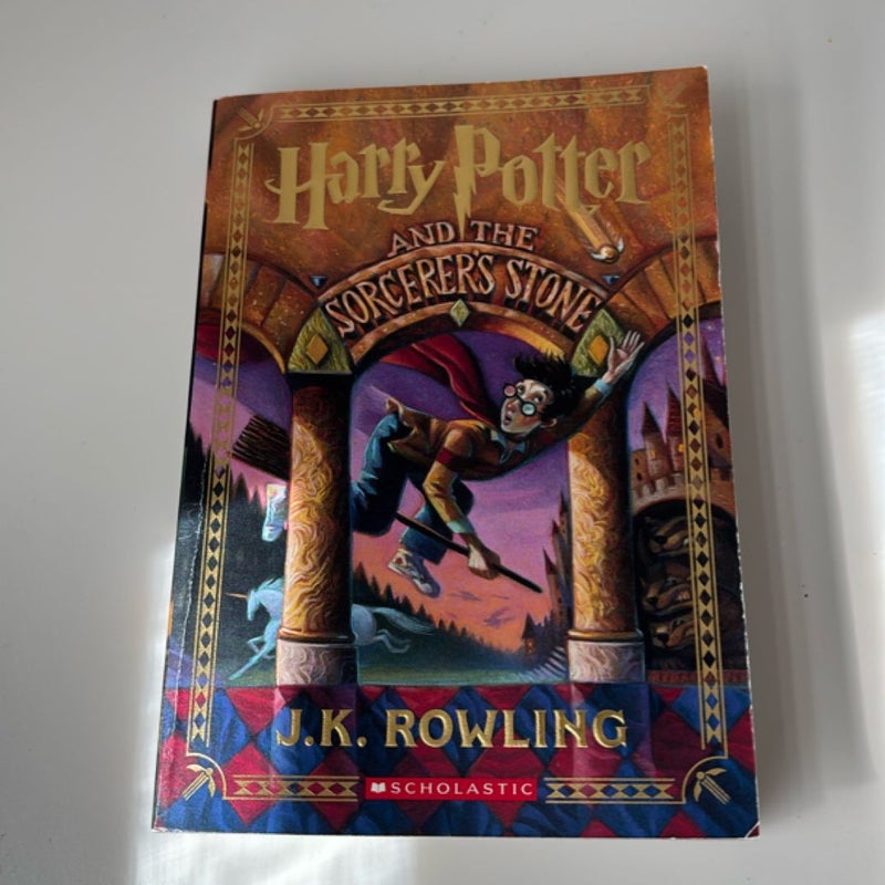 Harry Potter and the Sorcerer's Stone (Harry Potter, Book 1)