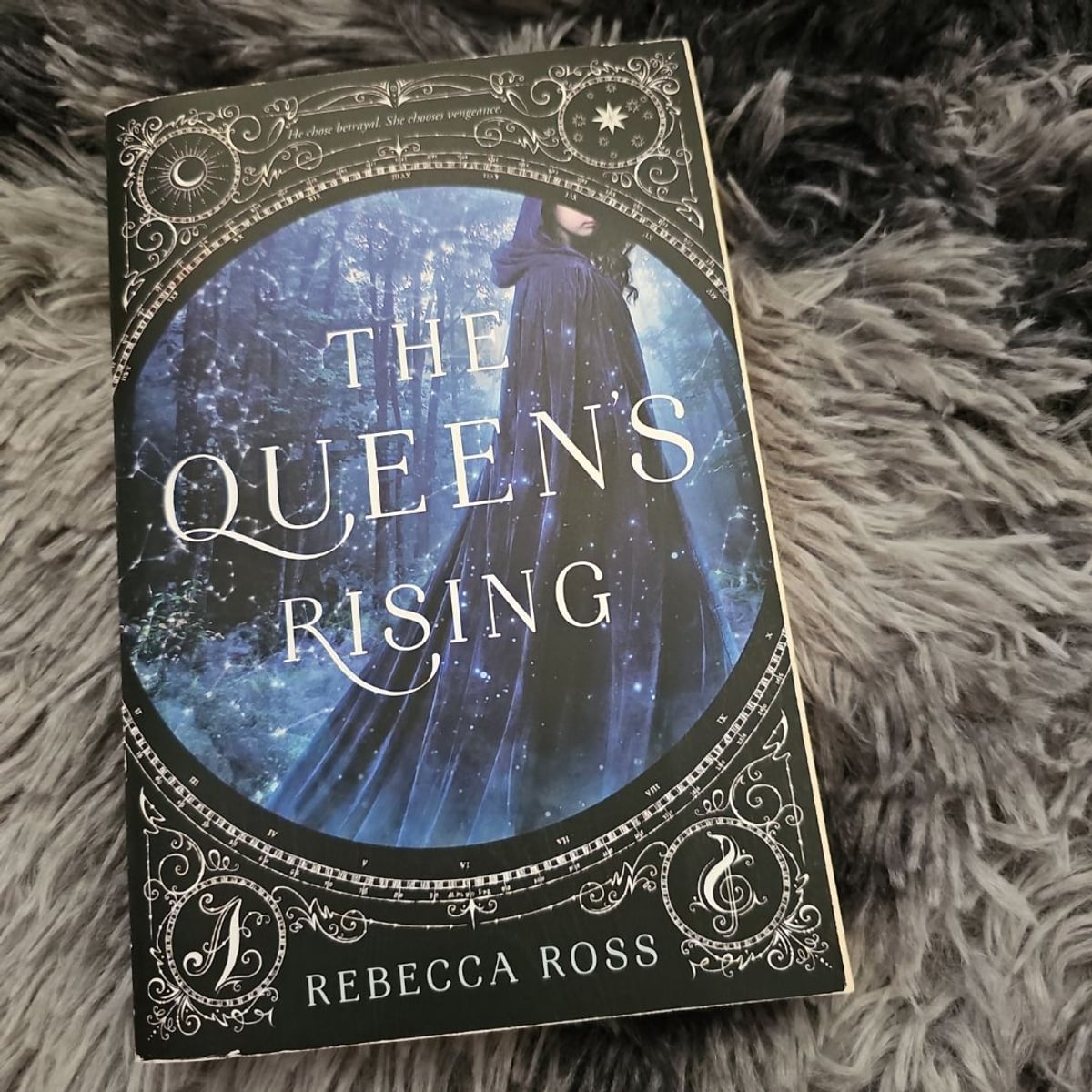 The Queen's Rising by Rebecca Ross, Paperback | Pangobooks