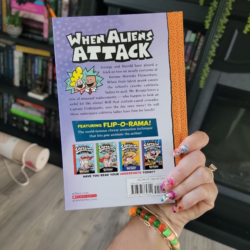 Captain Underpants and the Invasion of the Incredibly Naughty Cafeteria Ladies from Outer Space: Color Edition (Captain Underpants #3) (Color Edition)