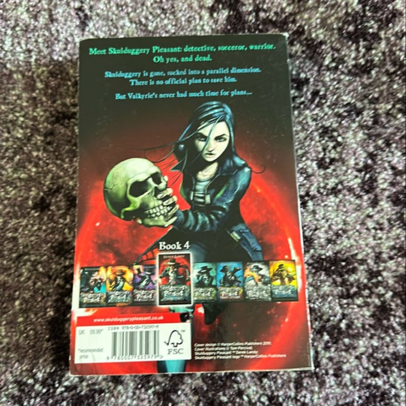 Dark Days (Skulduggery Pleasant, Book 4)