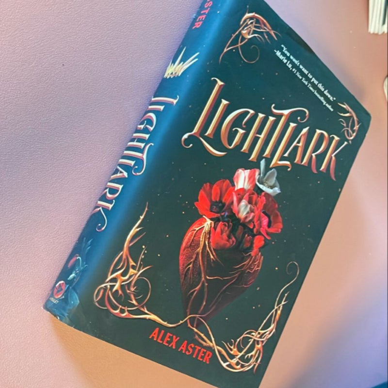 Lightlark (the Lightlark Saga Book 1)
