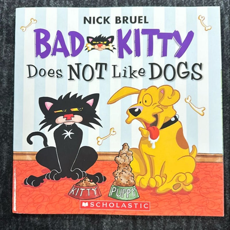 Bad Kitty Does NOT Like Dogs 