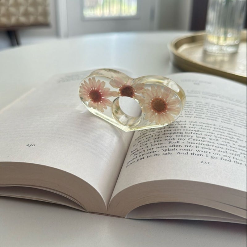 book/page/thumb holder - dried white flowers 🌼