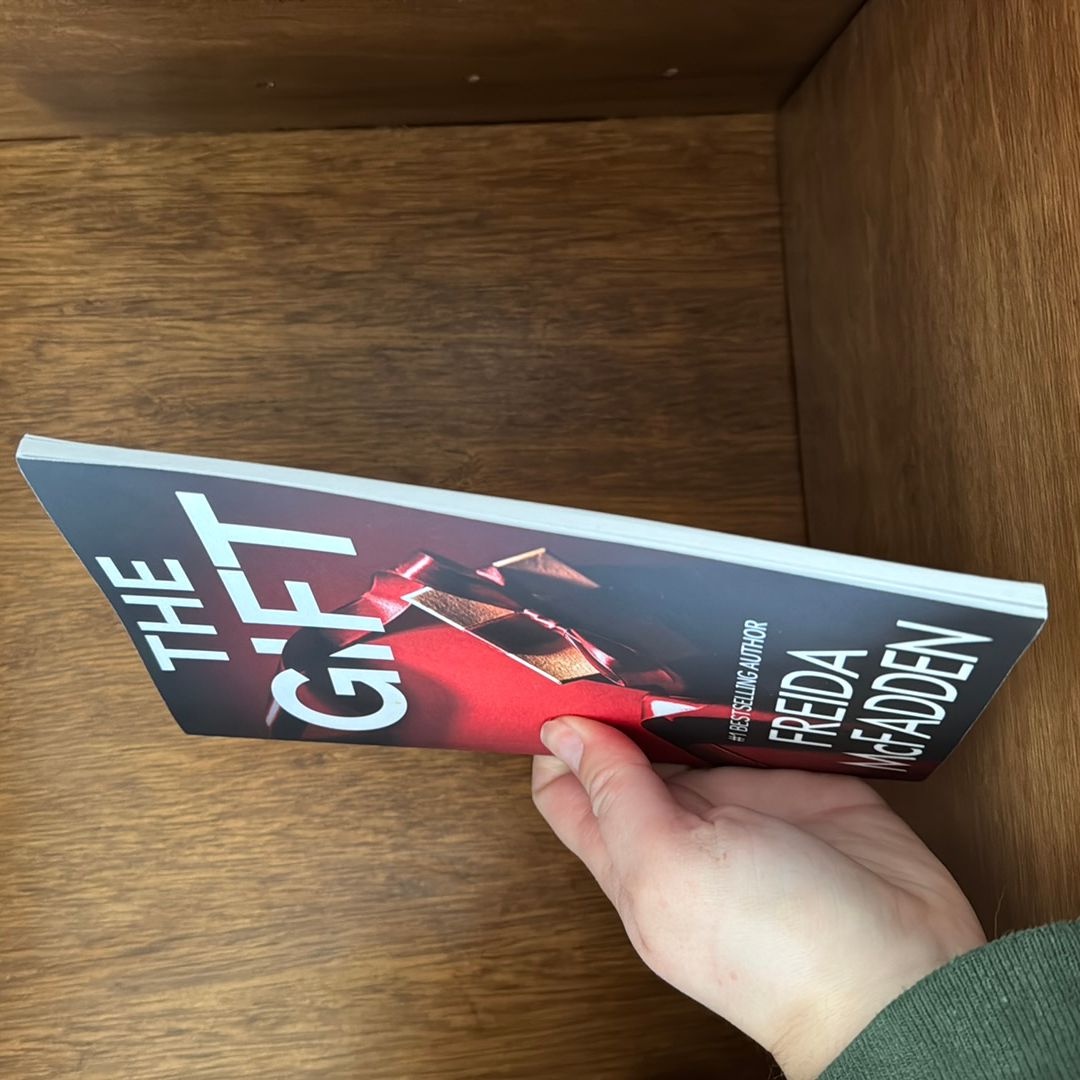 The Gift: A Christmas Thriller Novelette – By Freida McFadden (First Edition Paperback)