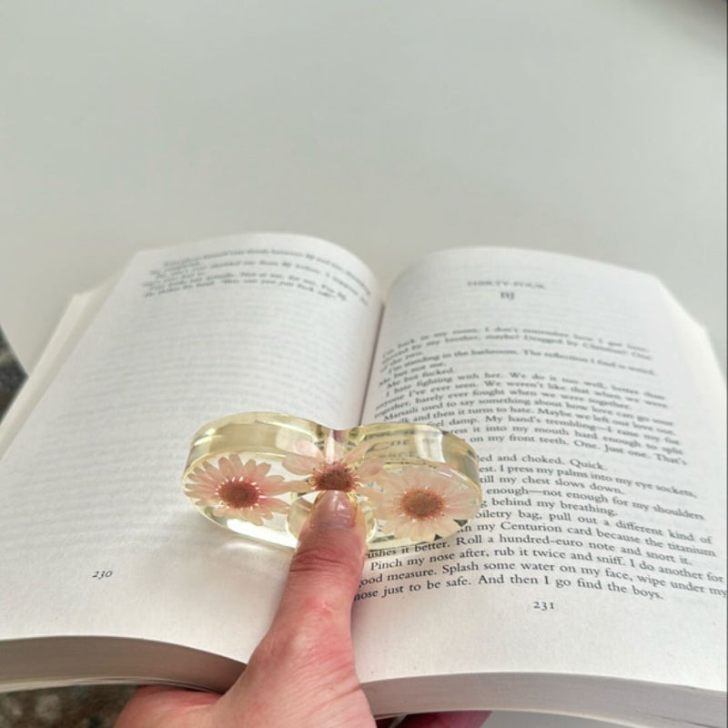 book/page/thumb holder - dried white flowers 🌼