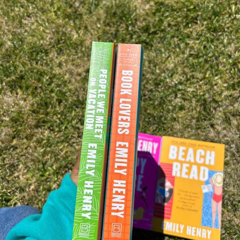 Beach Read, book lovers, people we meet on vacation, and happy place !