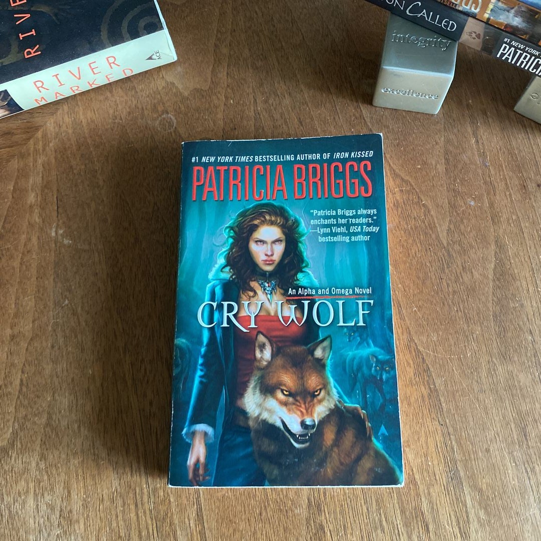 Cry Wolf by Patricia Briggs Paperback Pangobooks