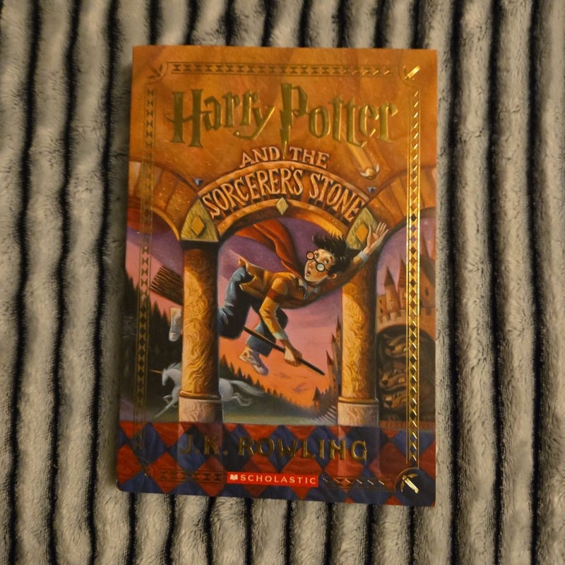 Harry Potter and the Sorcerer's Stone (Stenciled Edges) (Harry Potter, Book 1)