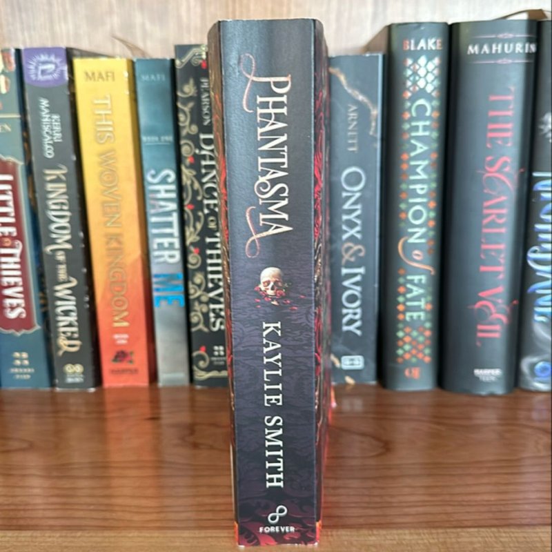 Phantasma by Kaylie Smith, Paperback | Pangobooks