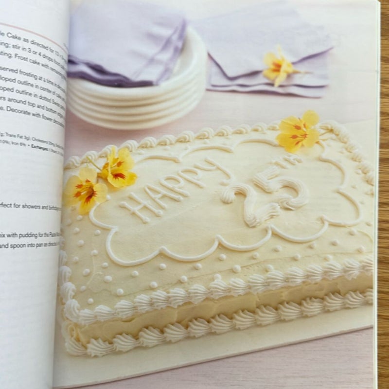 Betty Crocker Decorating Cakes and Cupcakes