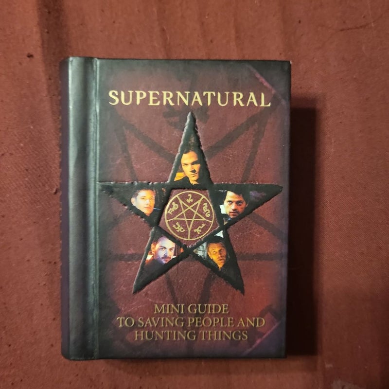 Supernatural: Mini Guide to Saving People and Hunting Things (Mini Book)