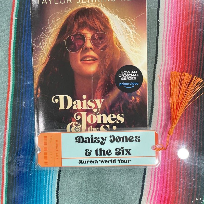 Daisy Jones and the Six (TV Tie-In Edition)