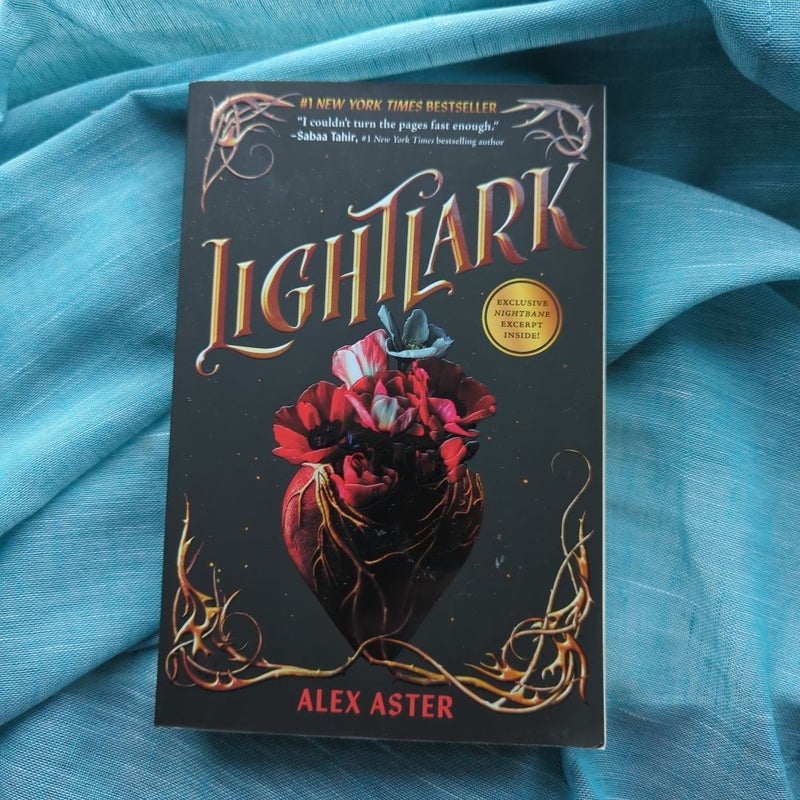 Lightlark (the Lightlark Saga Book 1)