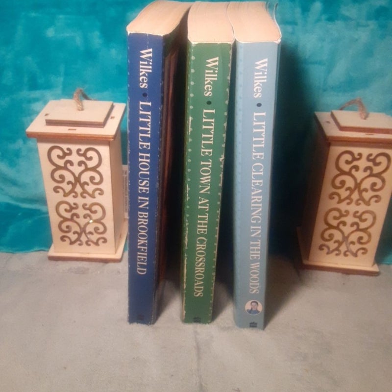 Little House : The Caroline / Brookfield Years 3 Book Lot By Maria D. Wilkes.

All 1st editions!

All paperbacks with some cover wear.


Little Town in Brookfield - spine crease & a price sticker on inner back cover.


Little Town at the Crossroads - some spine wear.


Little Clearing in the Woods - spine a little sun faded.


Books in great shape =)

