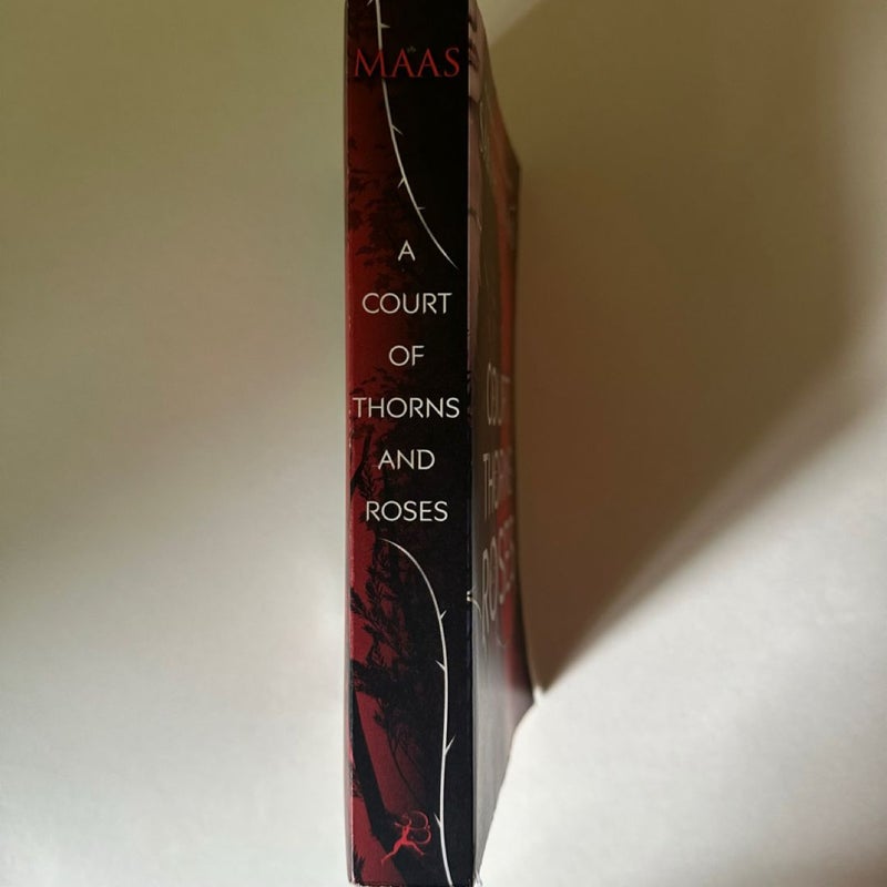 A Court of Thorns and Roses (damaged)