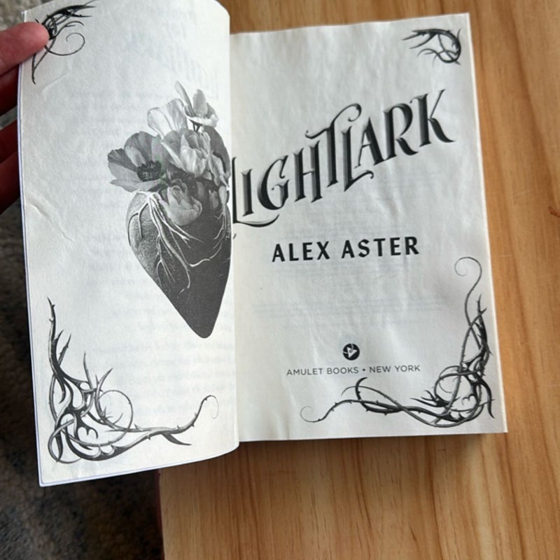 Lightlark (the Lightlark Saga Book 1)