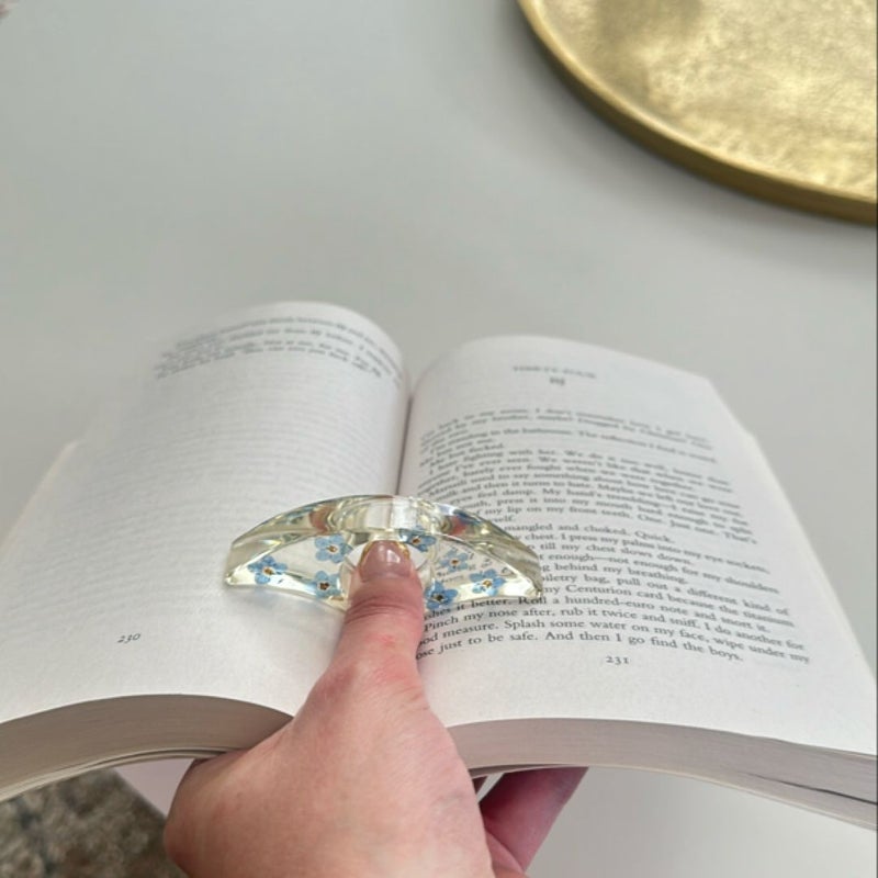 book/thumb/page holder - clear + dried blue flowers 🩵