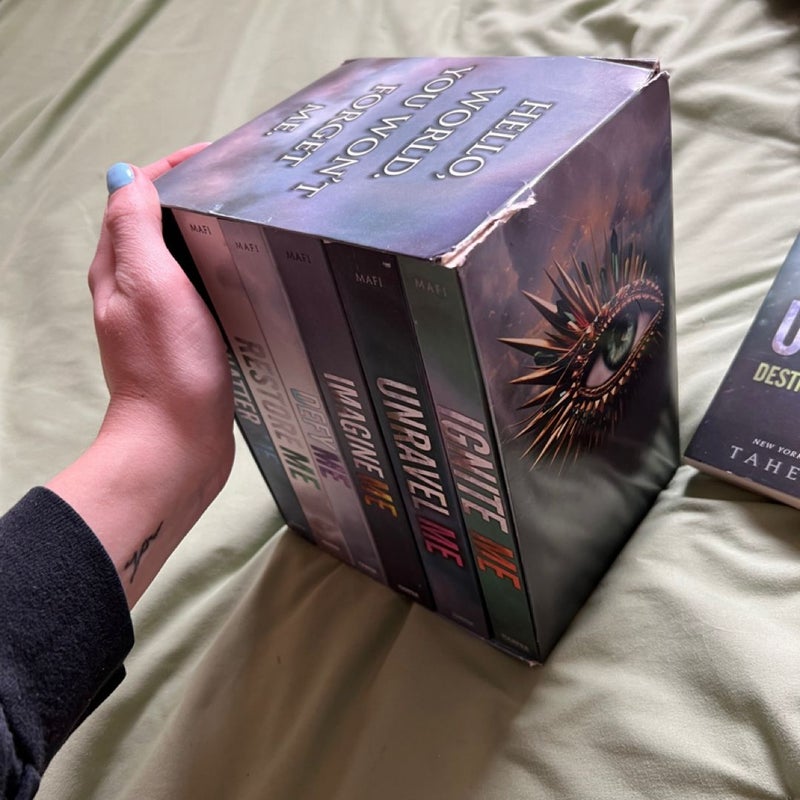 Shatter Me Series 6-Book Box Set PLUS Unite Me Novella