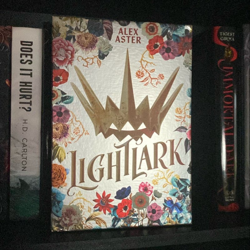 Lightlark: Collector's Edition (the Lightlark Saga Book 1)