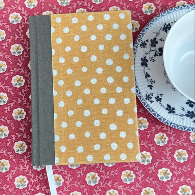 ESV Large Print Compact Bible (Cloth over Board, Polka Dots)