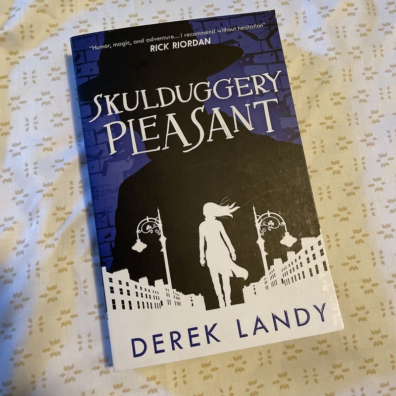 Skulduggery Pleasant (Skulduggery Pleasant, Book 1)