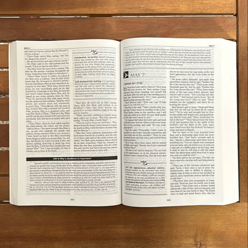 The Macarthur Daily Bible