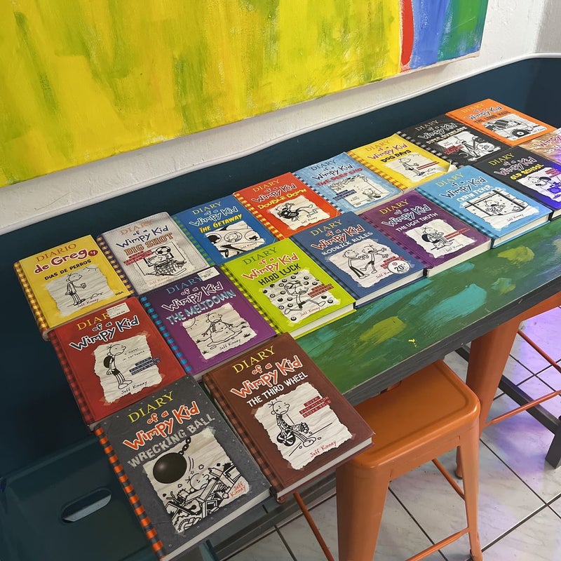 Diary of A Wimpy Kid bundle + Diary of a wimpy kid Dog Days Spanish Edition 