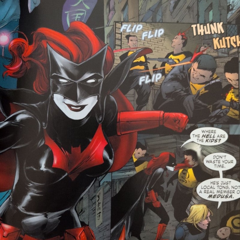Batwoman Vol. 2: to Drown the World (the New 52)
