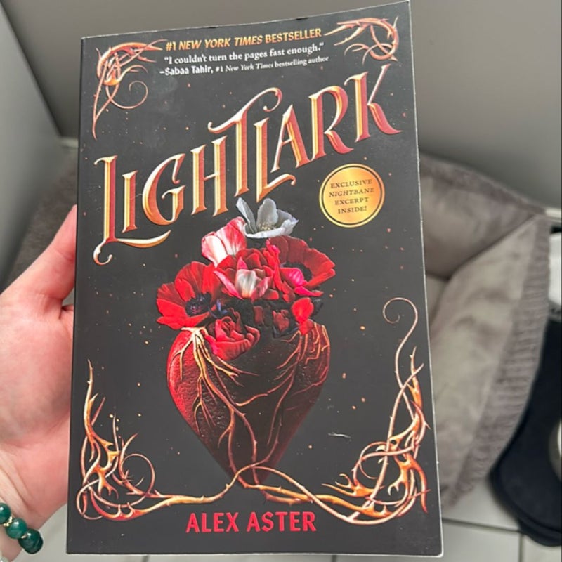 Lightlark (the Lightlark Saga Book 1)