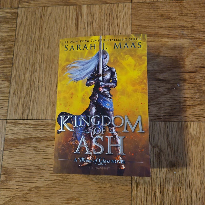 Excellent Condition OOP Kingdom of Ash Paperback by Sarah J. Maas