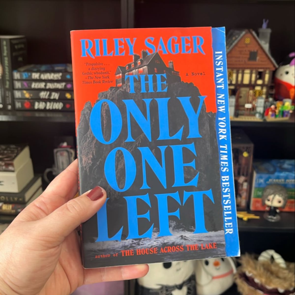 The Only One Left by Riley Sager, Paperback | Pangobooks