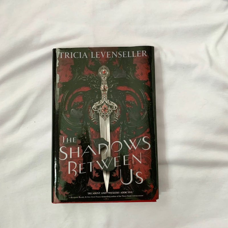 The Shadows Between Us: 9781250189967: Levenseller, Tricia:  Books