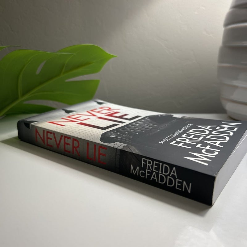 Never Lie by Freida Mcfadden, Paperback Pangobooks