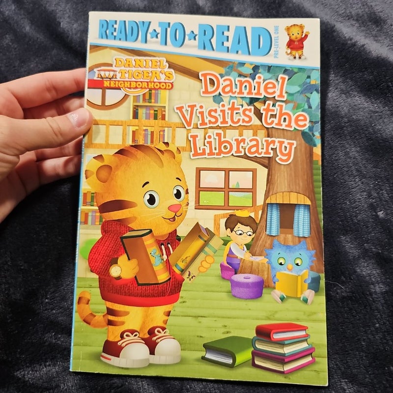 Daniel visits the library 