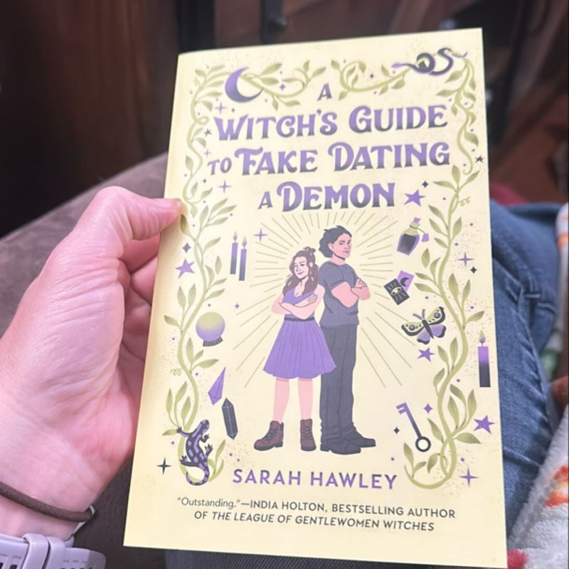 A Witch's Guide to Fake Dating a Demon