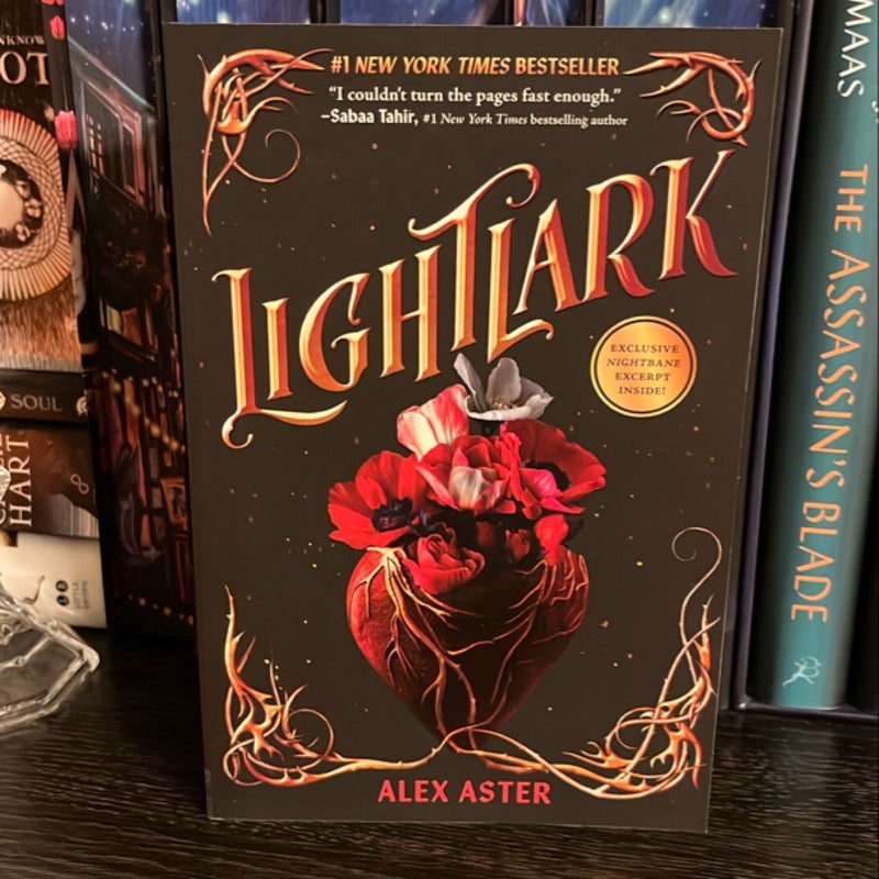 Lightlark (the Lightlark Saga Book 1)