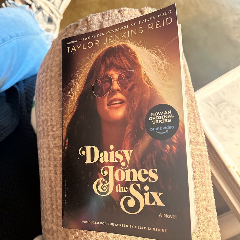 Daisy Jones and the Six (TV Tie-In Edition)