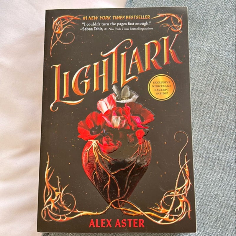 Lightlark (the Lightlark Saga Book 1)