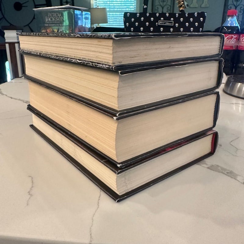A Court of Thorns and Roses complete 1/1 set with SIGNED ACOTAR 