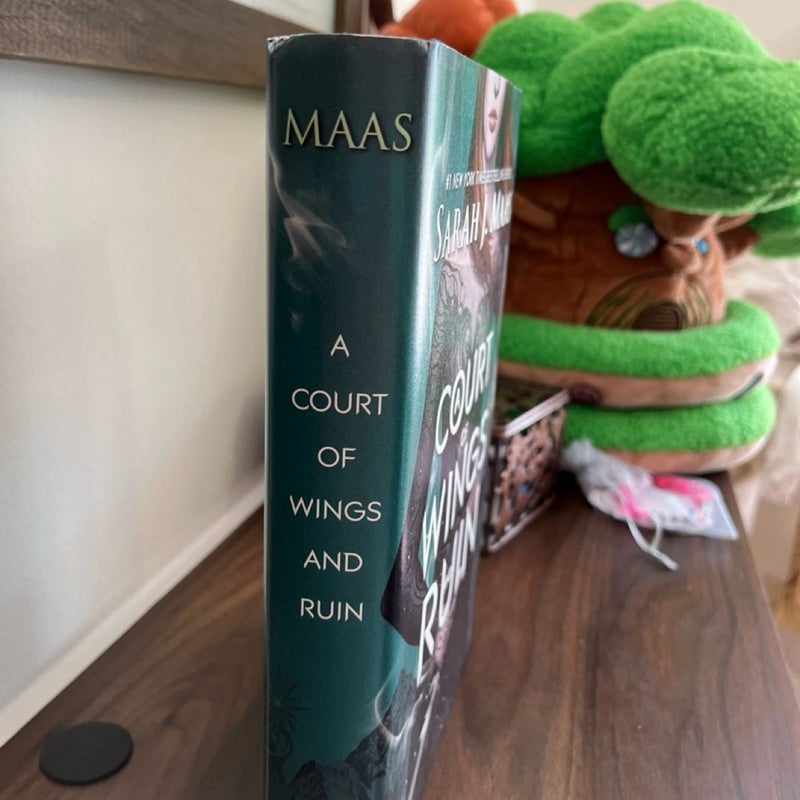A Court of Wings and Ruin - OOP Hardback