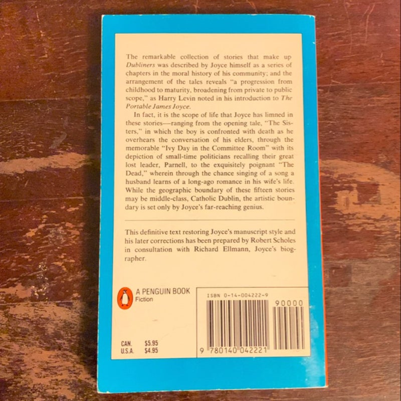 DUBLINERS- Penguin Books paperback!