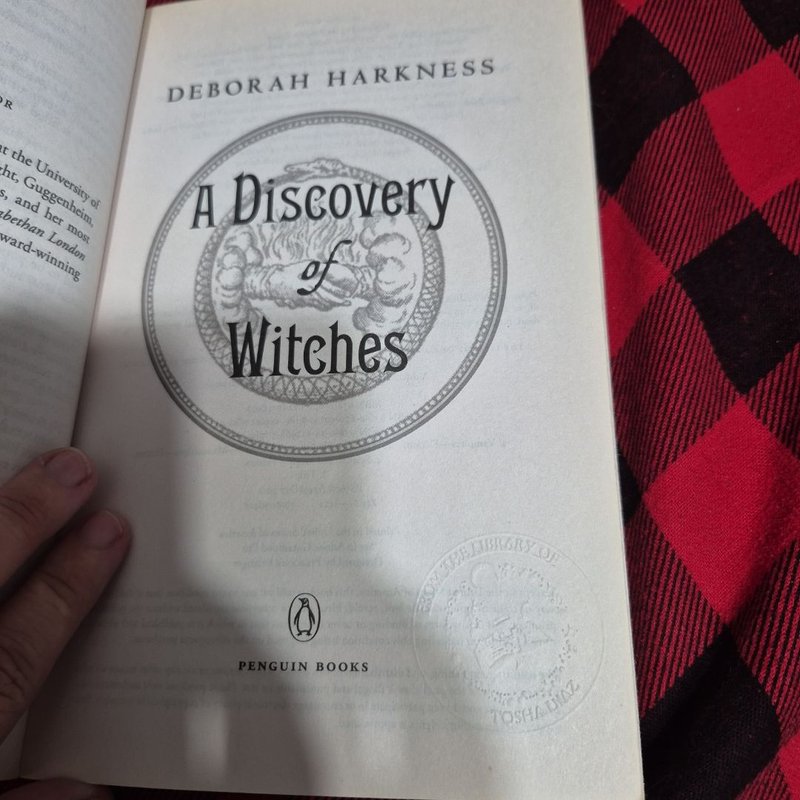 A Discovery of Witches by Deborah Harkness, Paperback | Pangobooks
