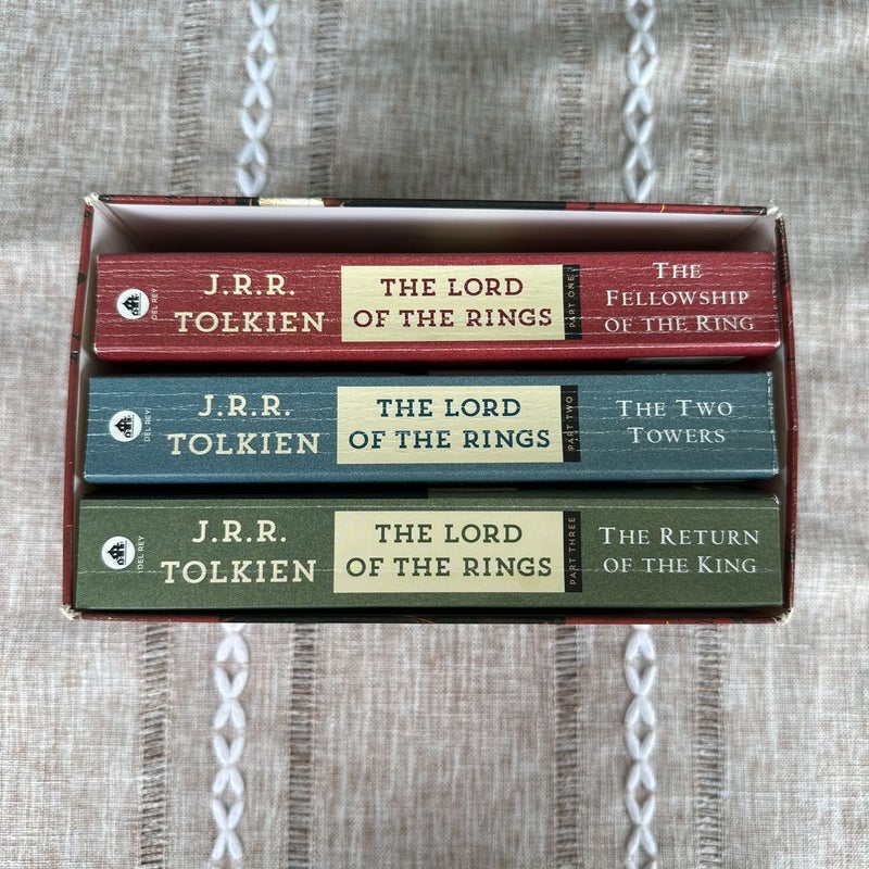 J.R.R. Tolkien 4-Book Boxed Set: The Hobbit and The Lord of the Rings:  Tolkien, J.R.R.: 9780345538376: : Books