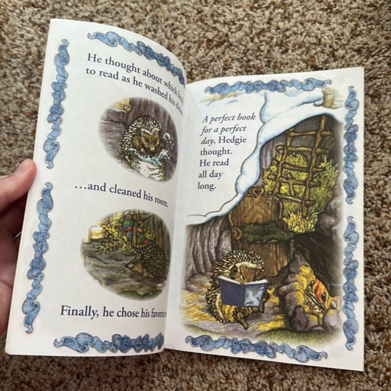 Hedgie Loves to Read