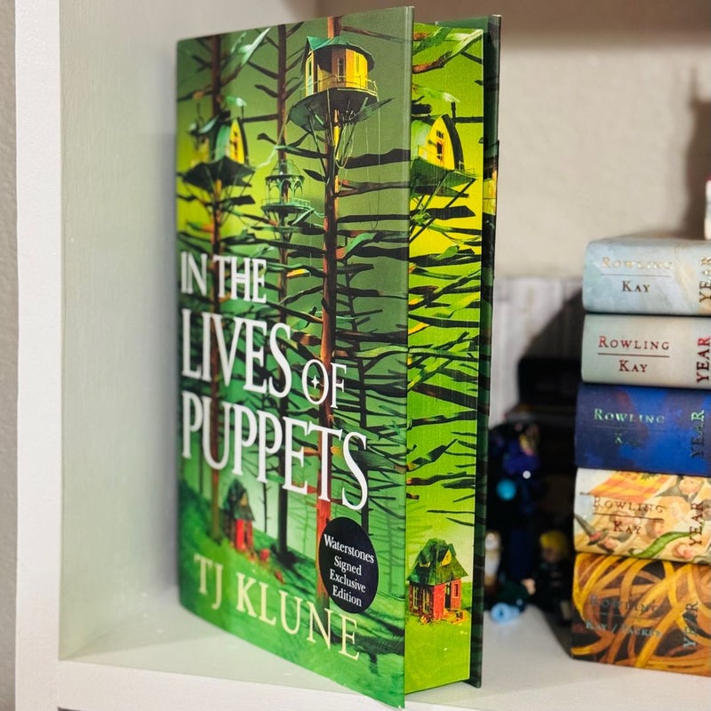 In the Lives of Puppets (Waterstones Exclusive)