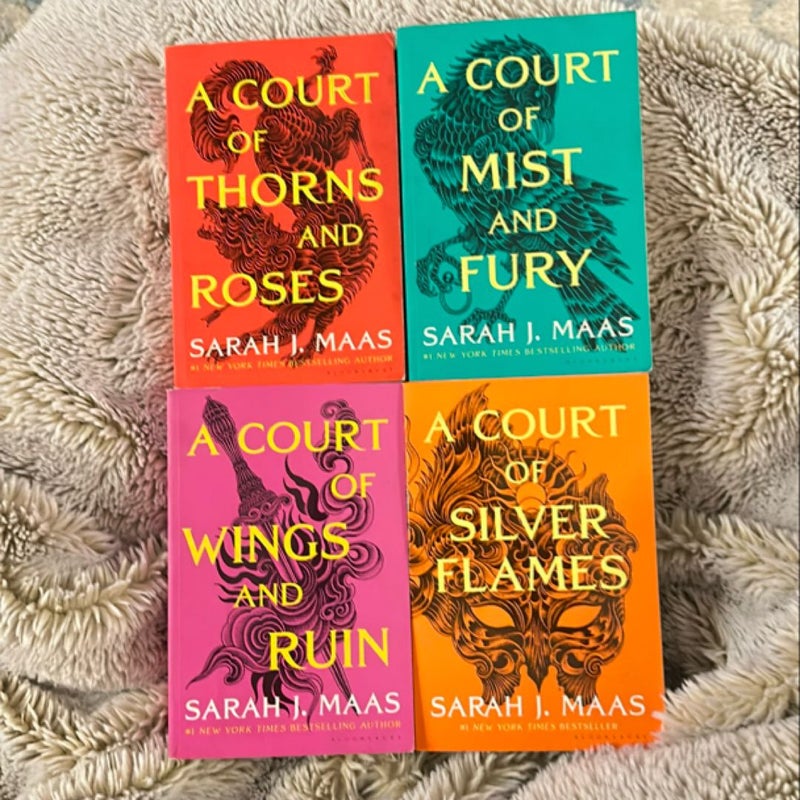 A Court of Thorns and Roses lot, 4/5 books