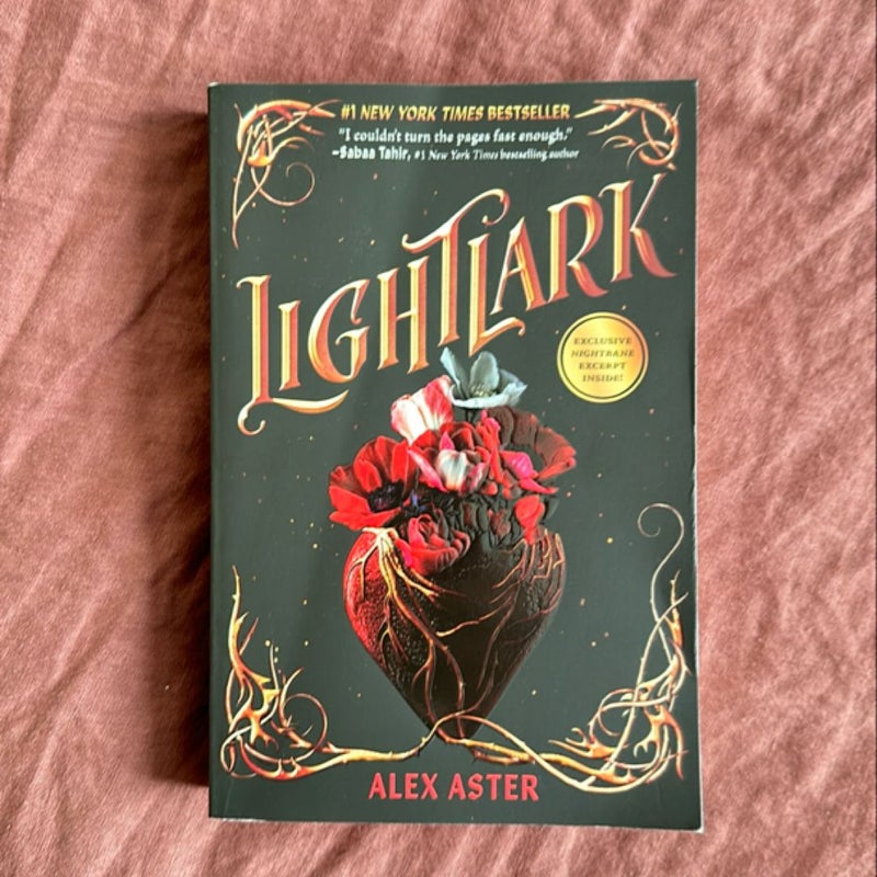 Lightlark (the Lightlark Saga Book 1)