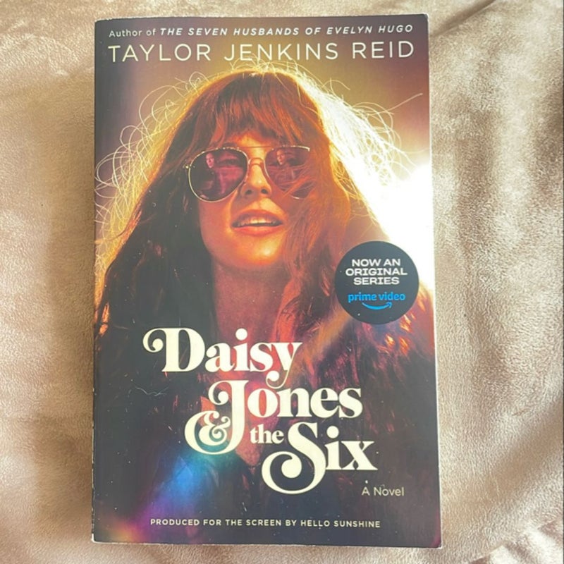 Daisy Jones and the Six (TV Tie-In Edition)