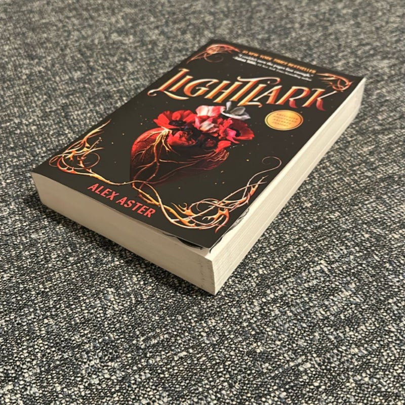 Lightlark (the Lightlark Saga Book 1)